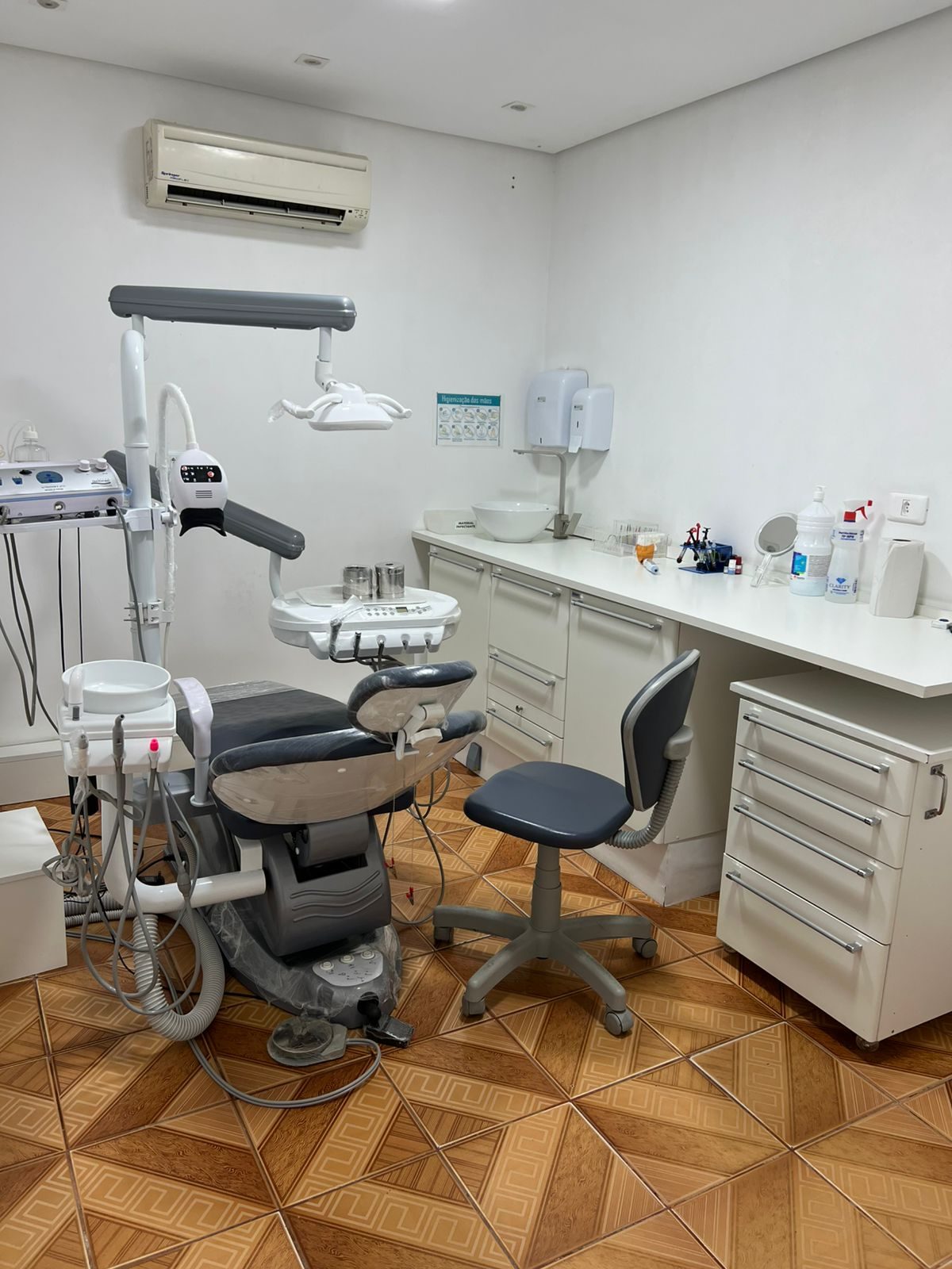 Sala de atendimento com bancada e equipamentos