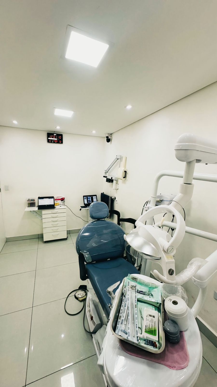 Consultório odontológico equipado com cadeira azul