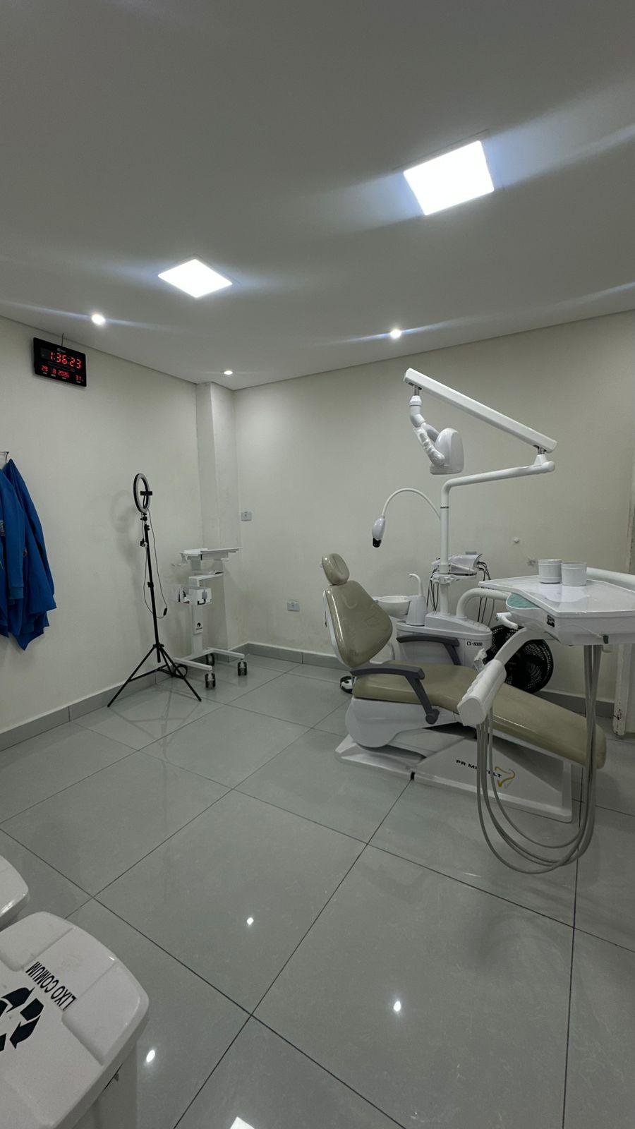 Consultório amplo, iluminado e preparado para atendimento