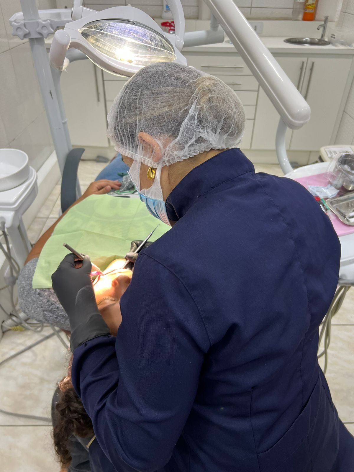 Profissional da FKODONTO durante atendimento clínico